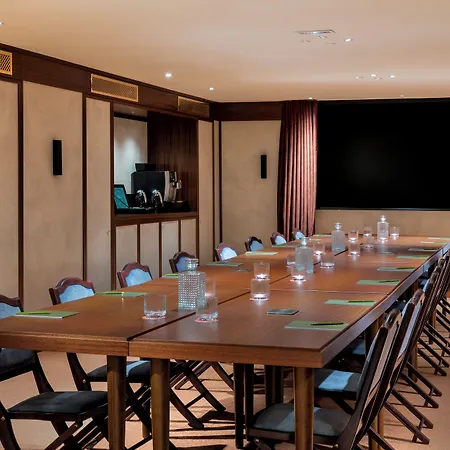 Hotel Des Grands Voyageurs 4*